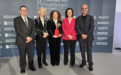 A académica María Loureiro recolle o Premio María Josefa Wonenburger