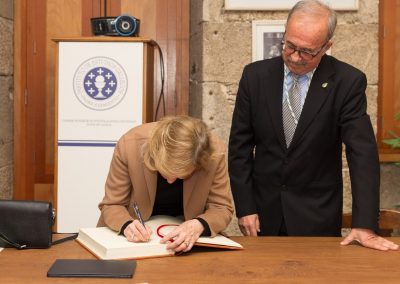 Sinatura da presidenta da Fundación Barrié no libro de ouro da RAGC